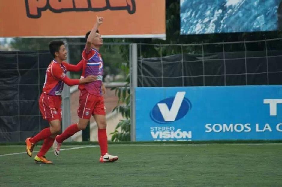 Se llama Josué Daniel Ortíz Pérez y es uno de los delanteros de la categoría sub 17 de Xelajú. Sus goles los dedica al cielo, en honor a su padre, el recordado portero josué Danny Ortiz, quien hoy cumple 10 años de haber fallecido. (Foto: Gustavo Rodas/Nuestro Diario)