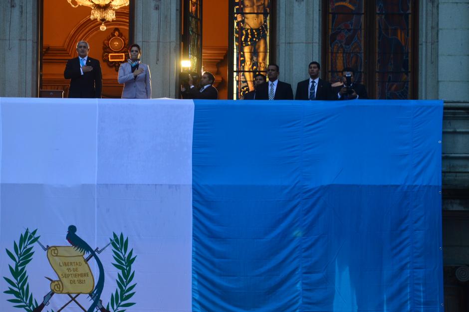 Desde el balcón del Palacio Nacional, el Presidente Pérez Molina encabezó los festejos patrios. (Foto: Jesús Alfonso/Soy502)