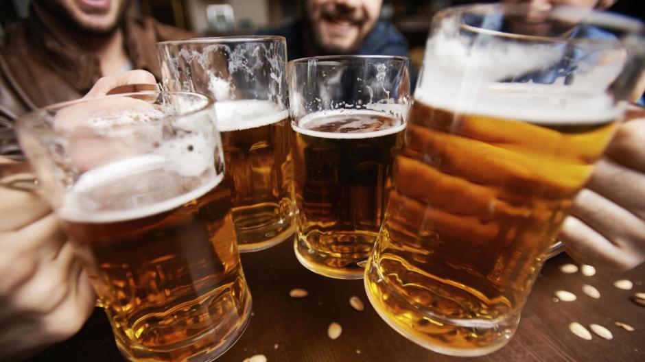 Un estudio asegura que beber frecuentemente cerveza puede ayudar a prevenir la progresión de enfermedades neurológicas. (Foto: elconfidencial.com)