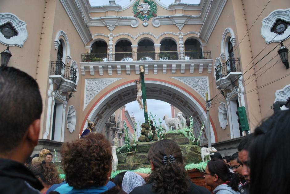 El recorrido pasó por el Arco de Correos acompañado por los pequeños devotos cargadores. (Foto:&nbsp;Luis García)