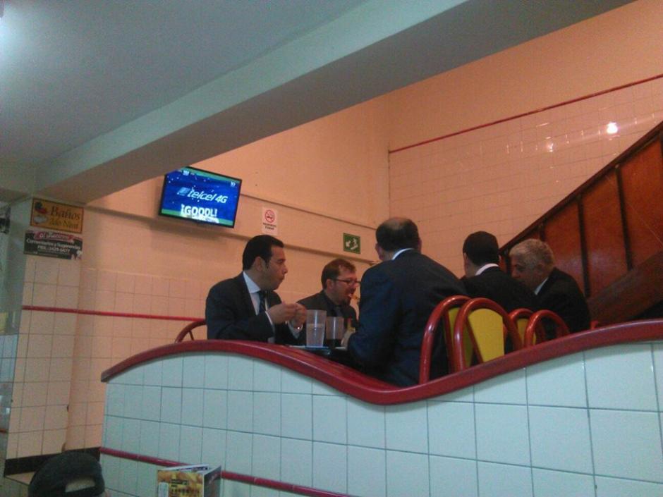 El presidente Jimmy Morales acudió a un restaurante para cenar pizza. (Foto: Facebook/AlMacarone)