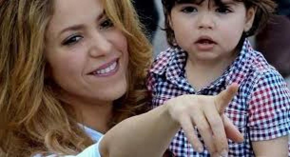 Shakira enseña a leer al pequeño Milan.