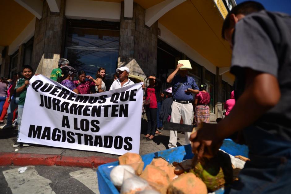 Manifestantes exigían que se juramenten a los magistrados. (Foto: Wilder López/Soy502)