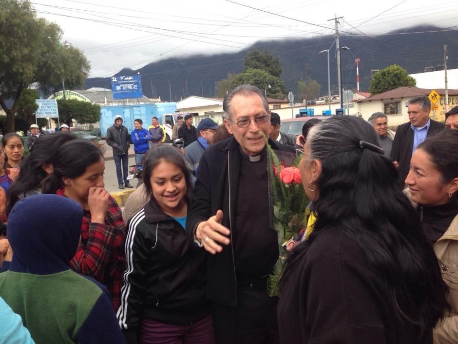 El padre Carlos Enrique Yarzebski Guerra fue recibido por unos 250 feligreses luego de haber estado ausente de su parroquia por dos días. (Foto: Gaby Colop)