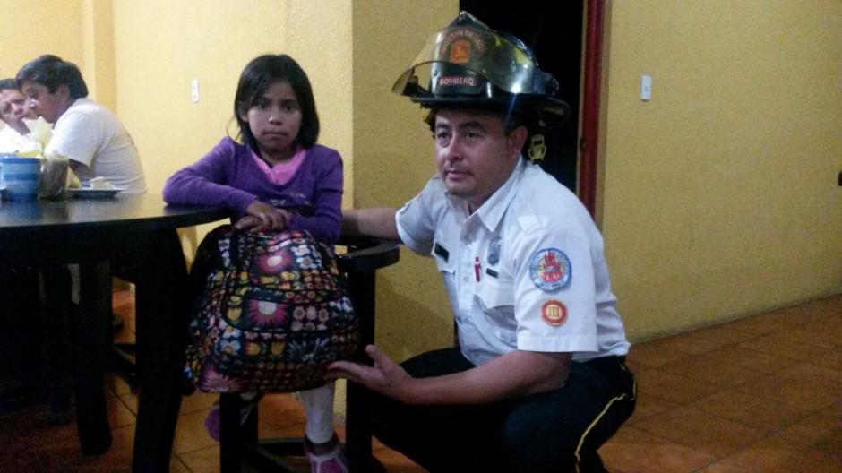 Menor de 6 años junto a un bombero voluntario esperan a las autoridades de la&nbsp;Procuraduría General de la Nación,&nbsp;PGN. (Foto: Mario Cruz/Bomberos Voluntarios)