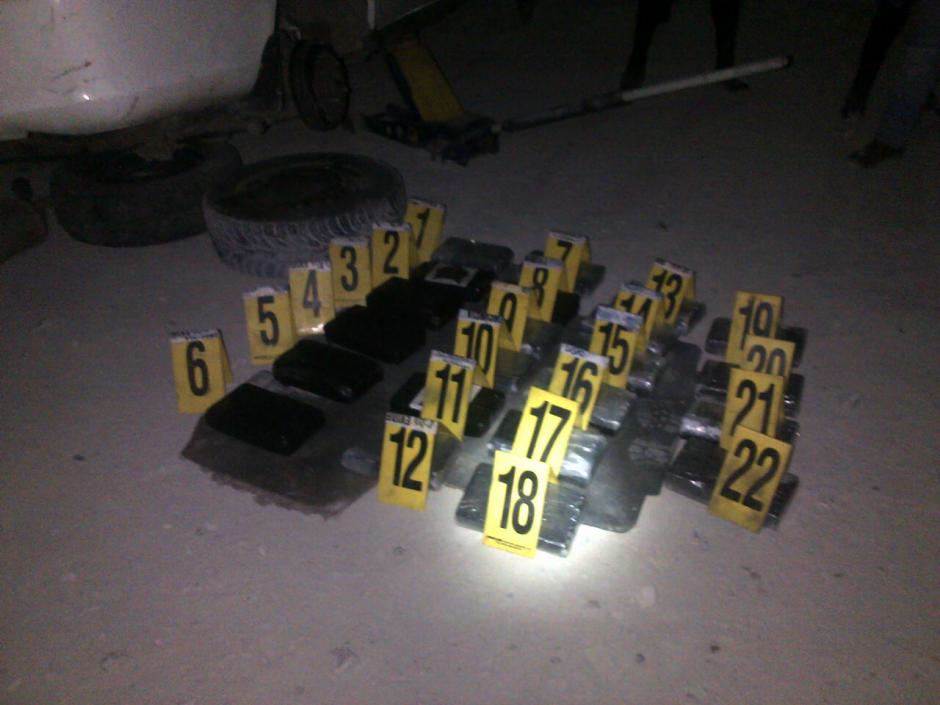 Un total de 22 paquetes fueron localizados en el interior de un vehículo. (Foto MP/Soy502)