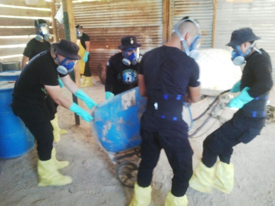 La Policía Nacional Civil encontró un laboratorio en el que se preparaba drogas sintéticas. (Foto: PNC)