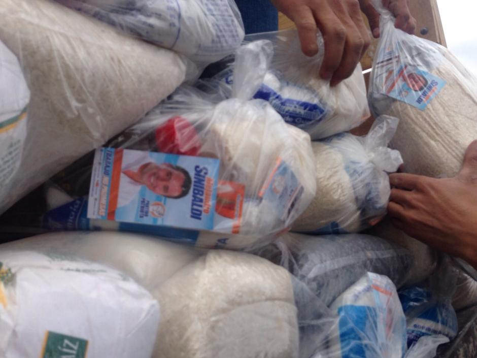 Estas son las bolsas de víveres que fueron entregadas como parte del programa Bolsa Segura, en Huehuetenango. Entre jueves y viernes repartirán cerca de 16 mil bolsas. (Foto: Soy502)