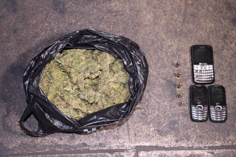 Media libra de marihuana, tres celulares y cinco municiones para arma de fuego de distintos calibres fueron incautados al menor de 16 años. (Foto: PNC)