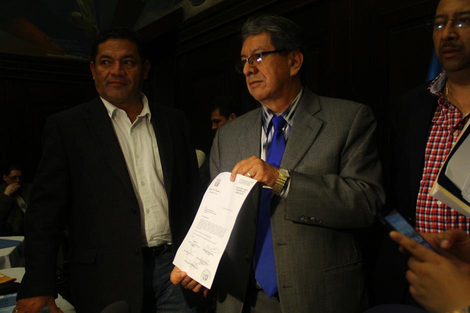 Mario Linares, presidente de la comisión pesquisidora, muestra carta que envió al mandatario Otto Pérez para citarlo a declarar. (Foto: Alexis Batres/Soy502)
