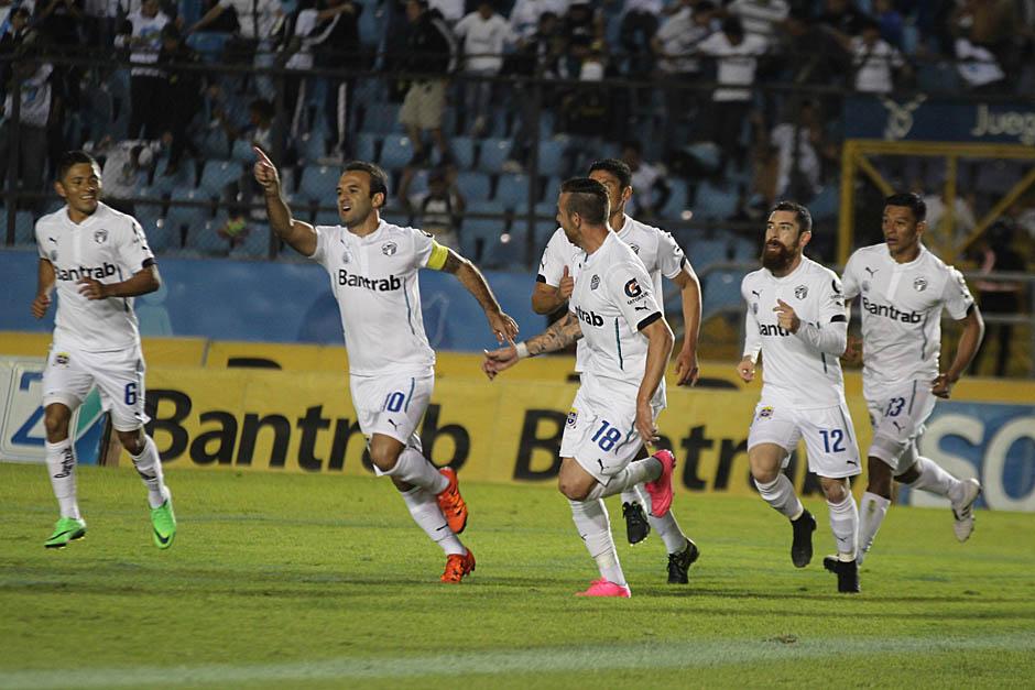 José Manuel Contreras abrió el marcador ante Petapa, con un golazo de tiro libre. Hizo su gol número 50 con los Cremas. (Foto: José Dávila/Soy502)