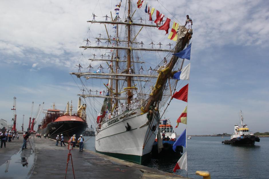 El buque - escuela Cuauhtémoc atracó en Puerto Quetzal el martes. (Foto: Antonio Ordoñez/Soy502)