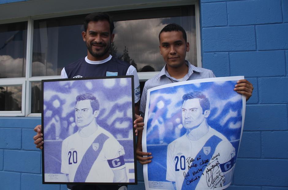 Carlos "el Pescado" Ruiz agradeció el regalo que le hizo el dibujante Edgar Lemus. (Foto: Luis Barrios/Soy502) 