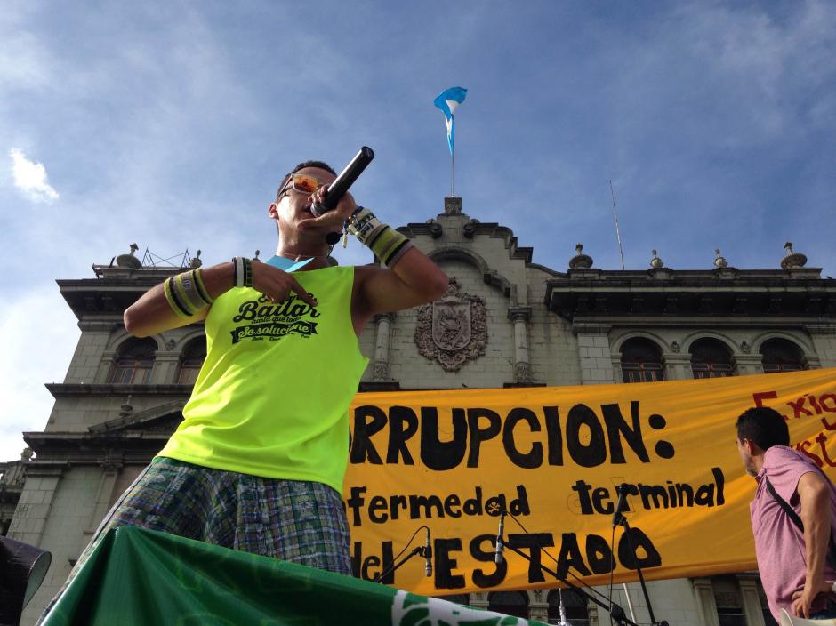 Con baile, cantos, y poesía protestan los artistas en la Plaza de la Constitución. (Foto: Fredy Hernández/Soy502)