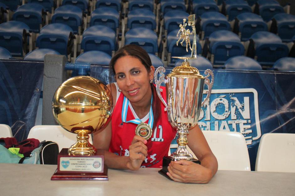 Blanca Amado posa con sus dos trofeos como máxima encestadora y jugadora más valiosa. (Foto: Douglas Suruy/Soy502)