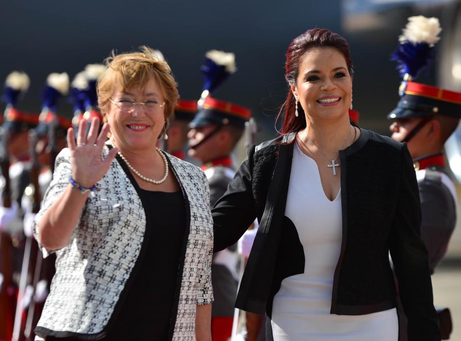 Michelle Bachelet (I), presidenta de Chile, fue recibida por la presidenta en funciones, Roxana Baldetti. (Foto: Wilder López/Soy502)