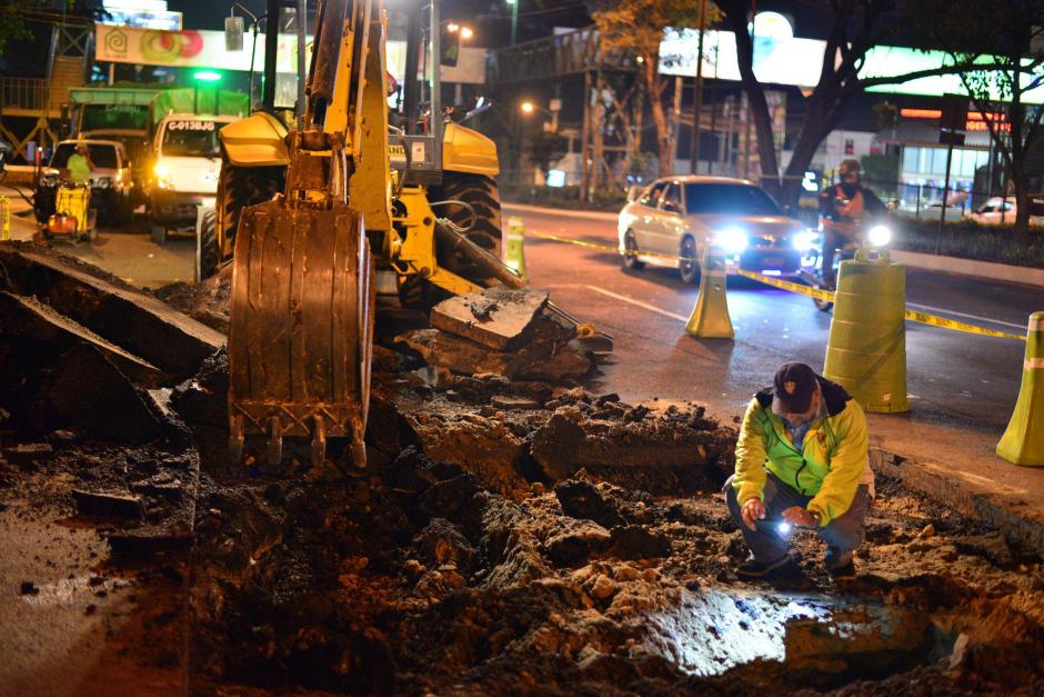 Fue necesaria la presencia de una retroexcavadora para verificar el nuevo hundimiento. (Foto: Wilder López/Soy502)