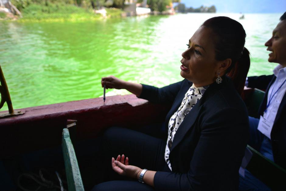 La vicepresidenta Roxana Baldetti estuvo en la presentación del líquido con el que pretenden limpiar el Lago de Amatitlán. (Foto: Wilder López/Soy502)