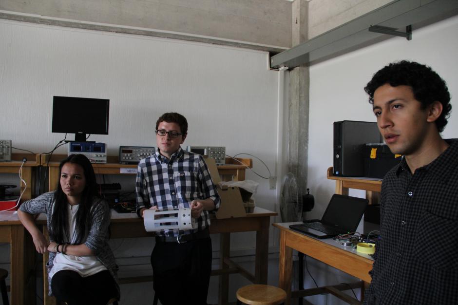 Lucrecia Donis, la administradora del proyecto; Juan Medrano, estudiante de mecatrónica y José Bagur, también estudiante de mecatrónica. (Foto: Alexis Batres/Soy502)&nbsp;