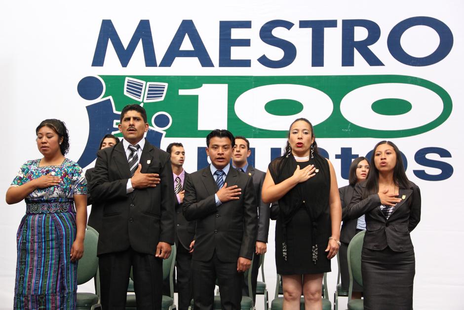 Los 10 educadores galardonados por Empresarios por la Educación en el concurso Maestros 100 puntos 2013. (Foto: Luis Barrios/Soy502)