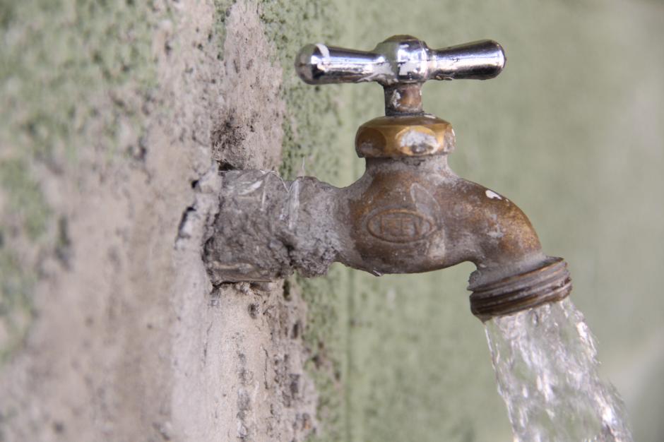 La autoridades recomiendan a los vecinos recolectar agua para evitar quedarse sin el líquido durante los días que durarán los trabajos de mantenimiento. (Foto: Fredy Hernández/Soy502)