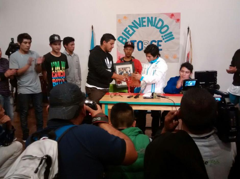 Jorge Vega es recibido por los directores de Los Patojos, quienes le rindieron un homenaje por haber conseguido la medalla de oro en los Juegos Panamericanos de Toronto 2015. (Foto: Cortesía Los Patojos)