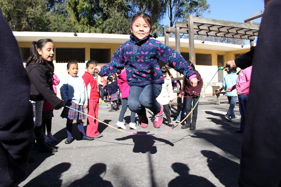 Las niñas de la Escuela Tipo Federación Jose Joaquín Palma, en la zona 12 capitalina, iniciaron el ciclo escolar 2014 con juegos tradicionales. (Luis Barrios/Soy502)