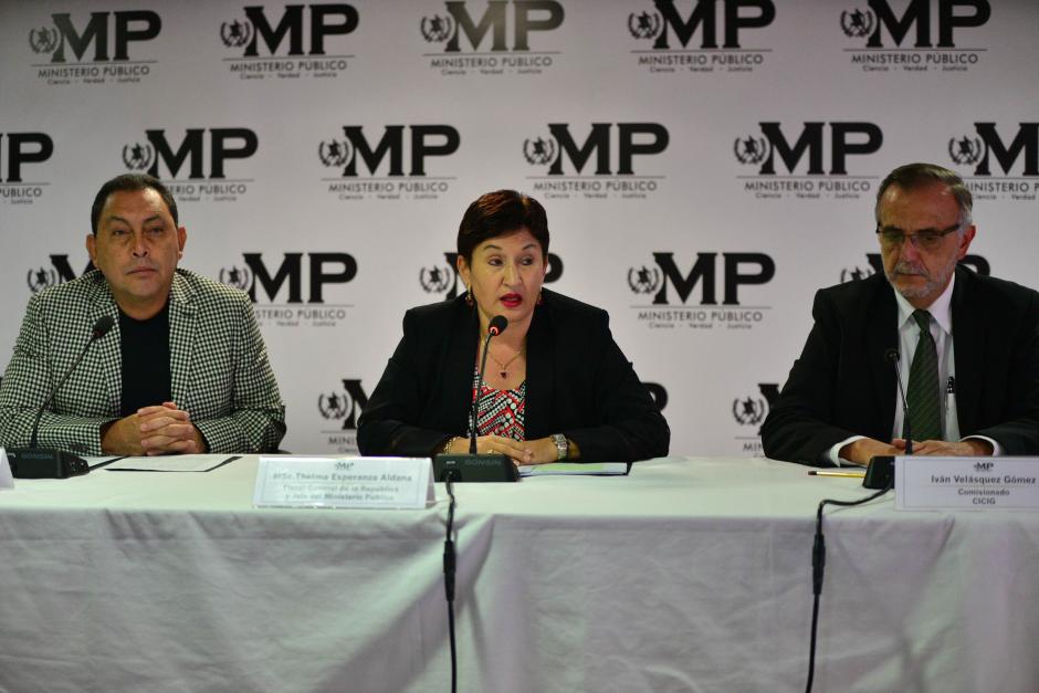 La conferencia para brindar detalles fue ofrecida por el ministro de Gobernación, Mauricio López (i); la fiscal general, Thelma Aldana (c); y el titular de la CICIG, Iván Velásquez (d). (Foto Wilder López/Soy502)