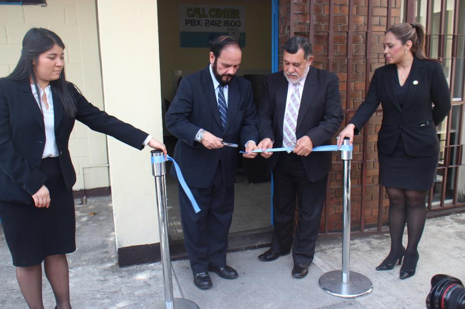 Leopoldo Guerra, director del Registro de Ciudadanos, y Leonel Escobar, Jefe de inscripción y elaboración del Padrón Electoral cortan la cinta para inaugurar el centro de información. (Foto: Alejandro Balán/Soy502)