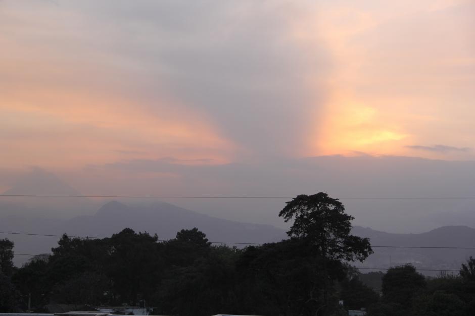 Aún es visible la forma en la que fue lanzada la ceniza por las erupciones del volcán de Fuego. (Foto: Douglas Suruy/Soy502)