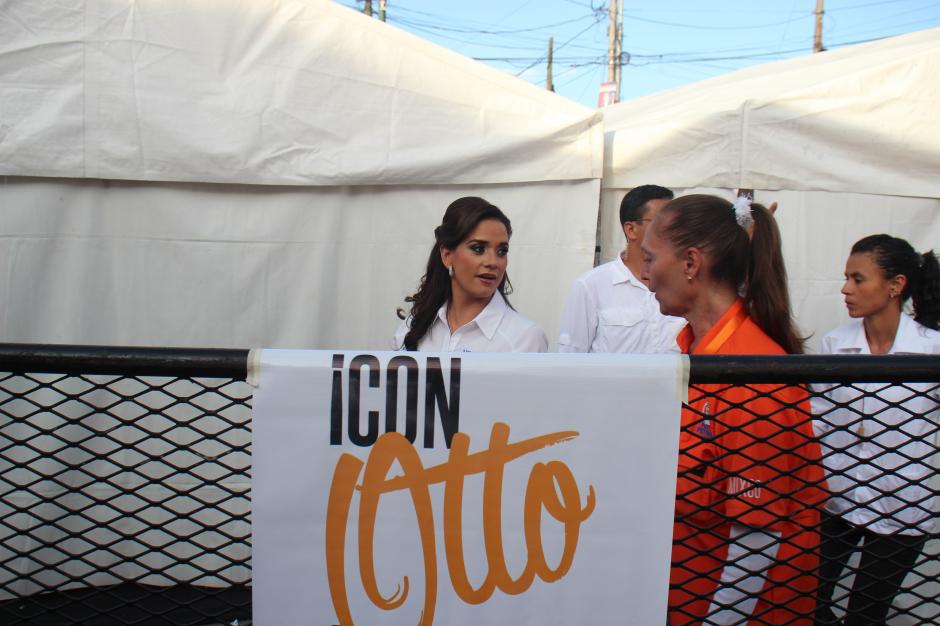 Stella Alonzo, conviviente de Otto Pérez Leal, se prepara para subir al escenario durante el cierre de campaña, el pasado domingo. (Foto: Alejandro Balán/Soy502)