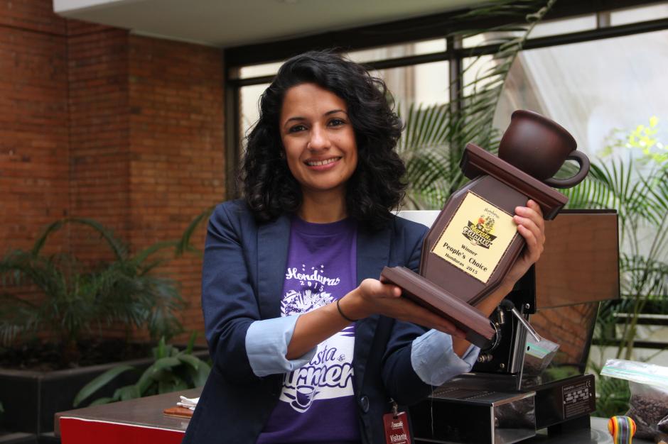 Stephany Dávila muestra el trofeo que la acredita como la preferida de la gente en el concurso de Barista and Farmer. (Foto: Fredy Hernández/Soy502)