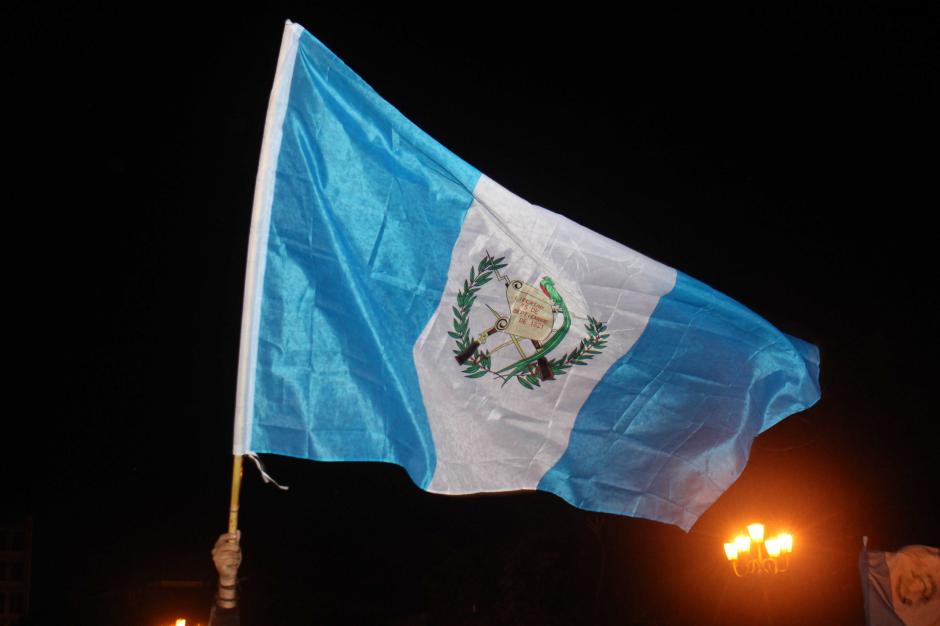 Guatemaltecos celebran la renuncia del Presidente Pérez Molina, quien dimitió la noche del pasado miércoles. (Foto: Alejandro Balan / Soy502)
