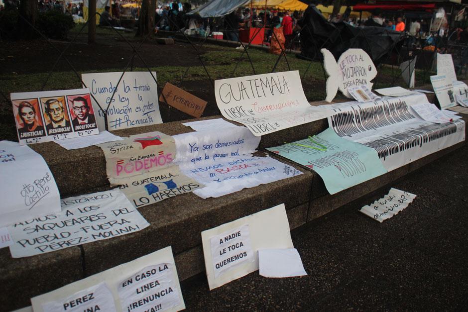 Un sinfín de consignas fueron traducidas en carteles y hashtags durante la manifestación del 16M. (Foto: José Dávila/Soy502)