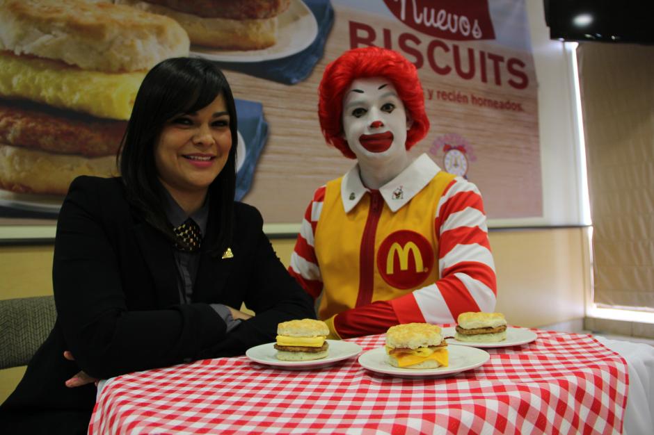 Ronald McDonald estuvo presente en el lanzamiento de los nuevos desayunos que tienen una novedad: los tradicionales Biscuits tienen una textura crocante. &nbsp;(Foto: Antonio Ordoñez/Soy502)