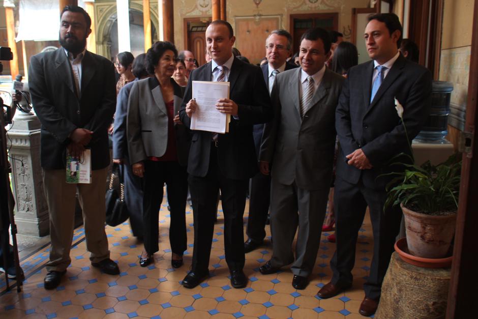 Miembros de las distintas organizaciones que forman parte de Foro Guatemala se presentaron en el TSE para solicitar que no se inscriba a candidatos que estén señalados de actos de corrupción. (Foto: Alejandro Balán/Soy502)