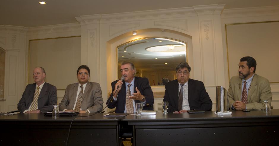 Arq. Ruy Llarena, asesor ACENVI, Lic. Julio Castellanos, tesorero ACENVI, Ing. Juan Francisco Asturias Fajardo, presidente ACENVI, Ing. Alfredo Mejicano, secretario ACENVI e Ing. Leonel Alarcón, Vocal I ACENVI, durante conferencia para presentar el Encuentro Nacional de Vivienda. &nbsp;(Foto: George Rojas/Soy502)