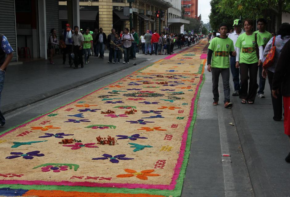 Cientos de voluntarios participaron en la elaboración de la alfombra que mide 2 mil 300 metros. La misma se inicio a elaborar desde el parque Jocotenango hasta la 18 calle, zona 1. (Foto: Rolando Alvarado/Soy502)&nbsp;