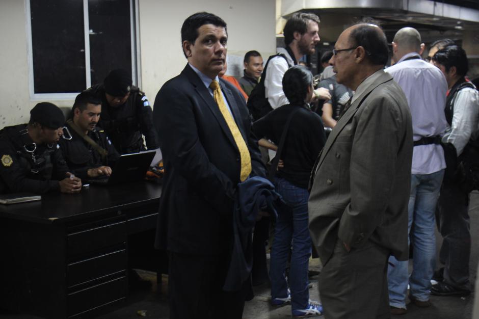 El magistrado Erick Santiago de León permanece en el sótano de la Torre de Tribunales esperando que se realice la audiencia de primera declaración. (Foto: Alejandro Balán/Soy502)&nbsp;