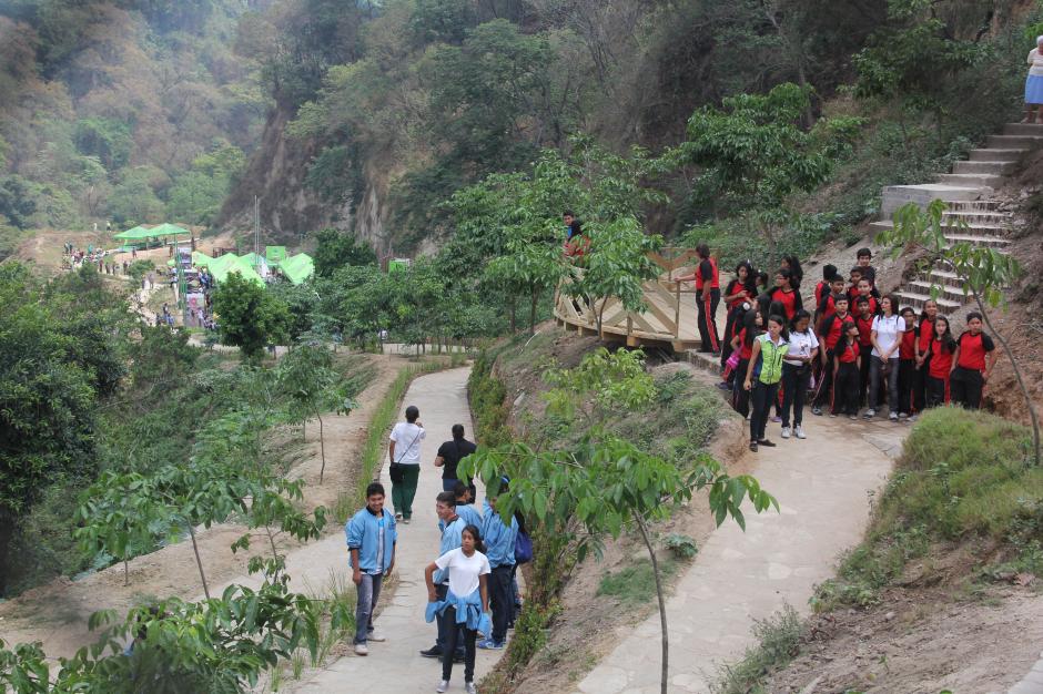 A la inauguración del Parque Ecológico acudieron estudiantes de varios centros educativos de la zona 5. (Foto: Rolando Alvarado/Soy502)&nbsp;