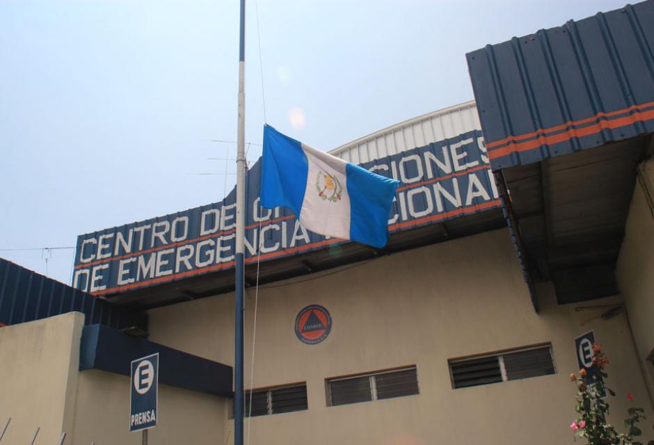La bandera de la Conred se encuentra a media asta, guardando el luto nacional por la tratedia de El Cambray II. (Foto: Alejandro Balán/Soy502)