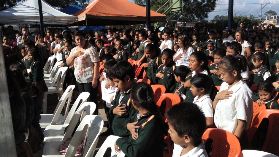 Durante la graduación se dedicó un espacio en homenaje de sus compañeros fallecidos en El Cambray. (Foto: Soy502)