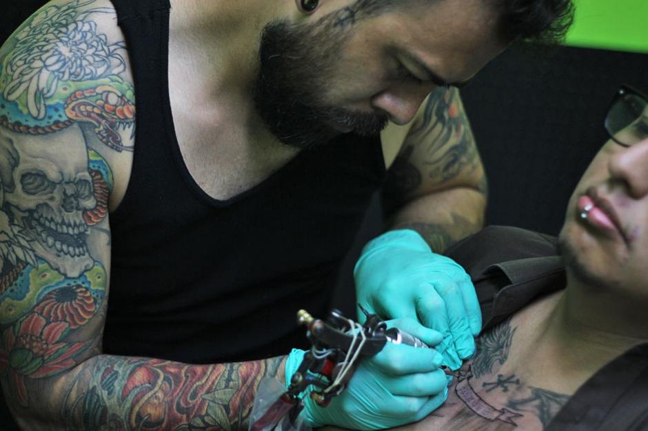 La cultura del tatuaje está creciendo en Guatemala y está dejando de ser un blanco de discriminación. (Foto: José Dávila/Soy502)