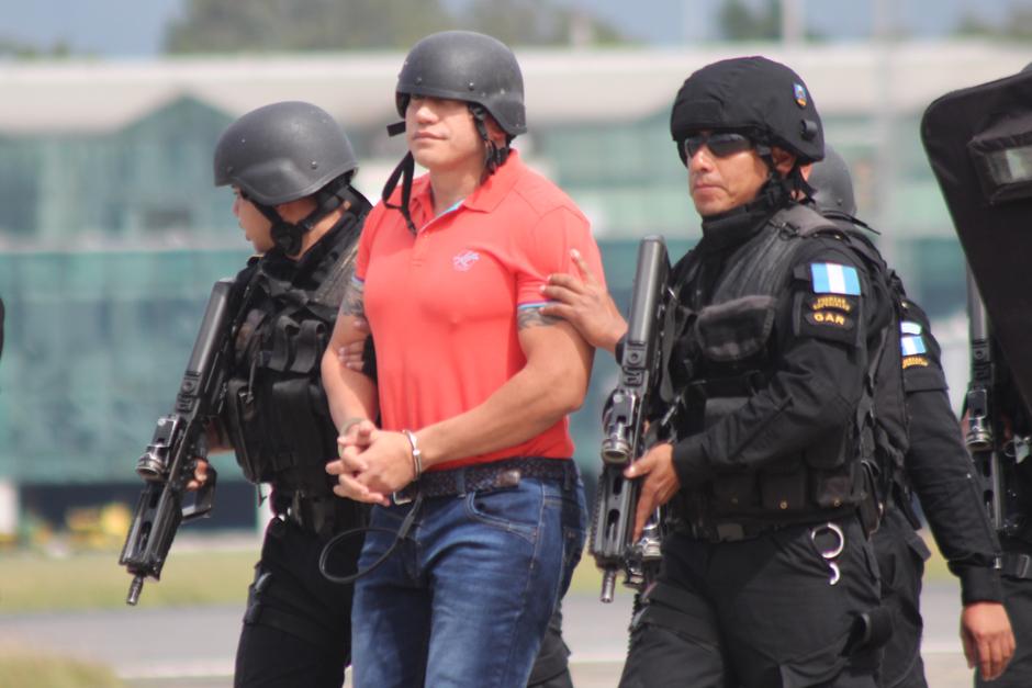 Jairo Orellana fue llevado hacia la Fuerza Aérea bajo un fuerte dispositivo de seguridad. Sin embargo, a diferencia de otras extradiciones, Orellana no era protegido con un chaleco de seguridad, únicamente por un casco. (Foto: Alejandro Balan/Soy502)