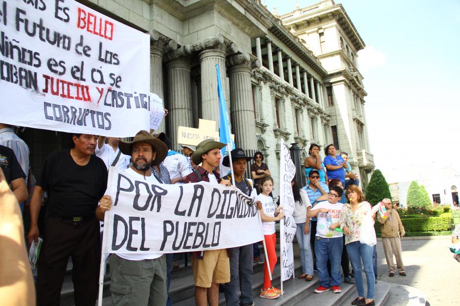 Los tres caminantes se unieron a la manifestación que había frente al Palacio Nacional. (Foto: Pietro Cipriani /soy502)