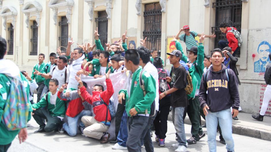 Un grupo de alumnos del Instituto Normal para Varones tomó el Centro Histórico para exigir justicia por el asesinato de Melvin Casia. &nbsp;(Foto: Antonio Ordoñez/Soy502)