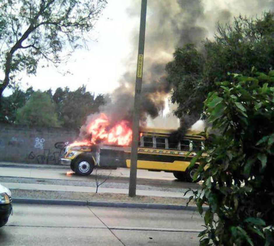 Un autobús extraurbano se incendió en la Avenida Petapa zona 12. (Foto: @PampichiNews)