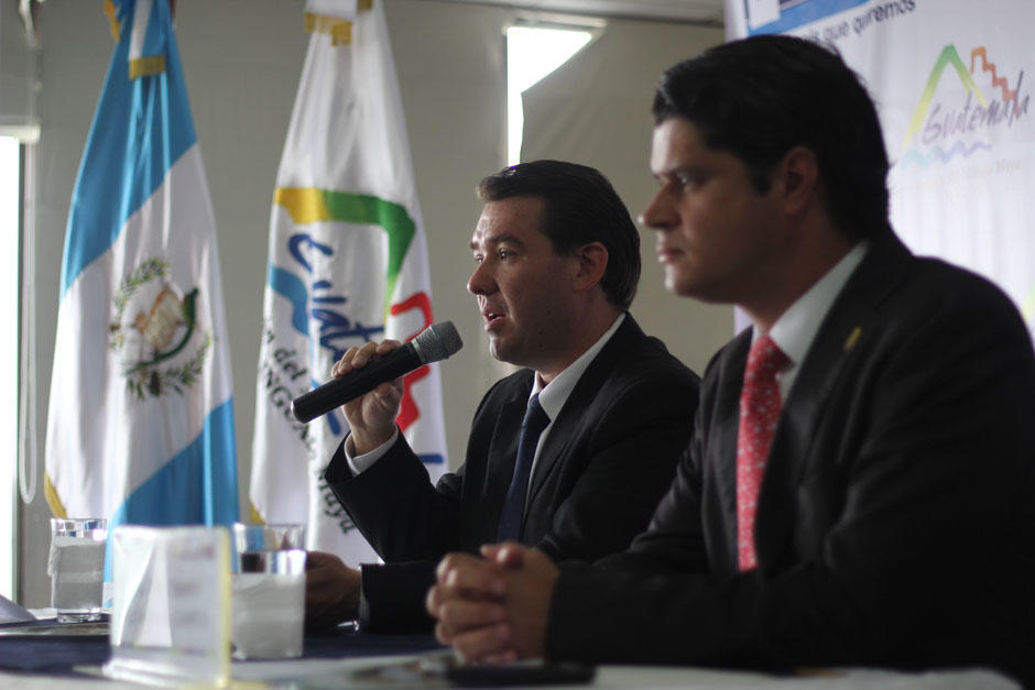 Pedro Dúchez (I), director del Inguat, y Diego Díaz (D), presidente de la Camtur, comentan sobre la presencia de 44 operadores turísticos interesados en incluir a Guatemala en sus paquetes de viajes (Foto: Alexis Batres/Soy502)