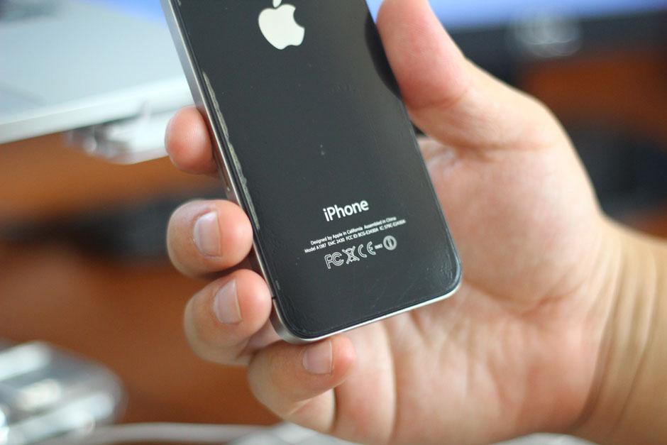 A diferencia de muchos teléfonos, Apple coloca en los suyos, al igual que en muchos de sus productos, simbología a la cual no se le presta mucha atención. (Foto: Soy502)