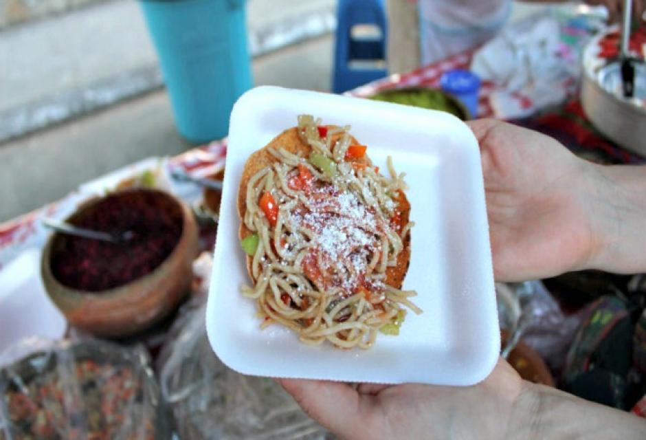 Tostada con Chow Mein en el mercado de San Benito, Guatemala. (Foto: Bill Esparza/Los Angeles Magazine)&nbsp;